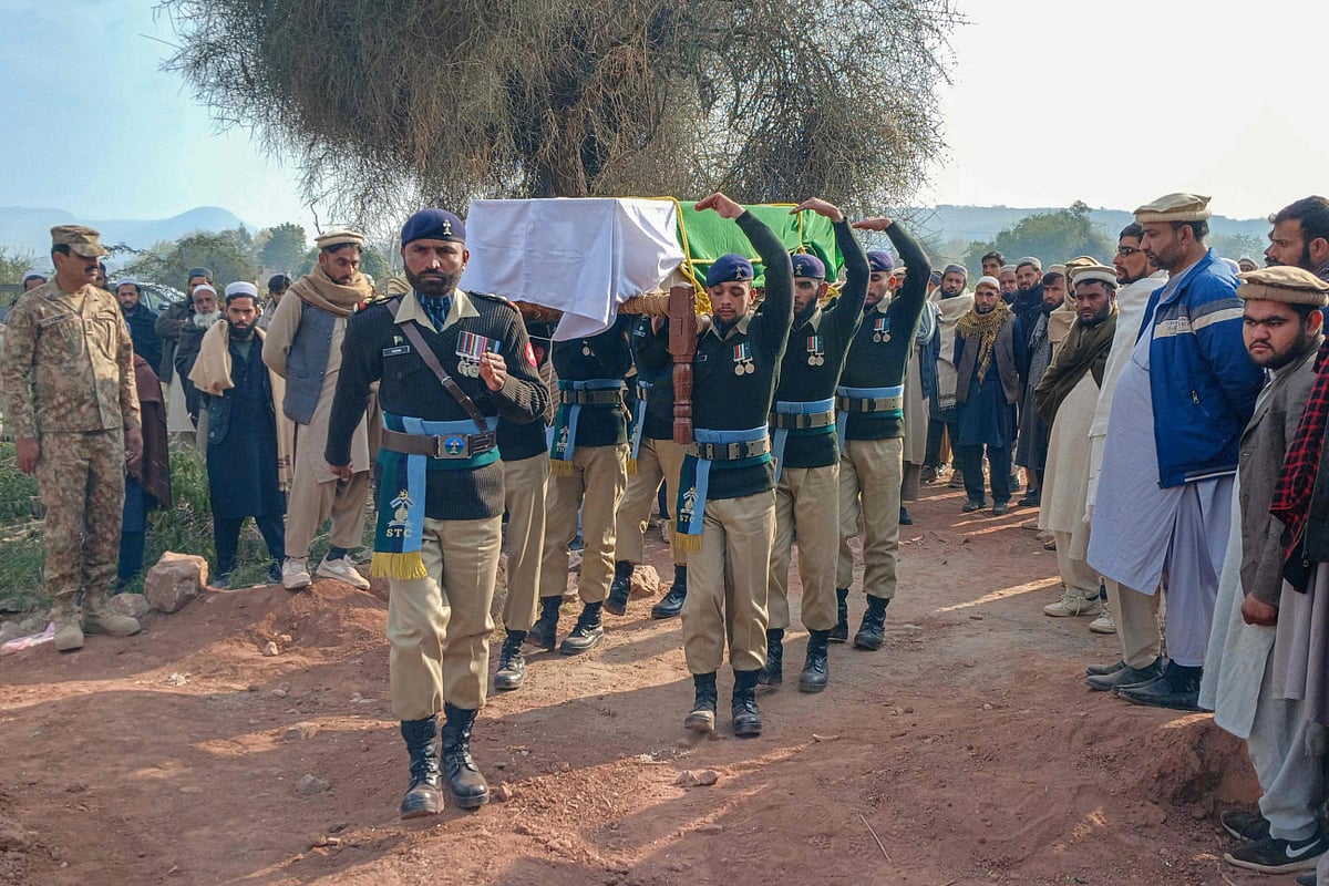 Pakistan's army personnel carry a coffin of a soldier killed in an attack in the Makeen area of Khyber Pakhtunkhwa province, during his funeral ceremony in Kohat on December 22, 2024. The Pakistani Taliban claimed a brazen overnight raid on an army outpost near the border with Afghanistan on December 21, which intelligence officials said killed 16 soldiers and critically wounded five more. 