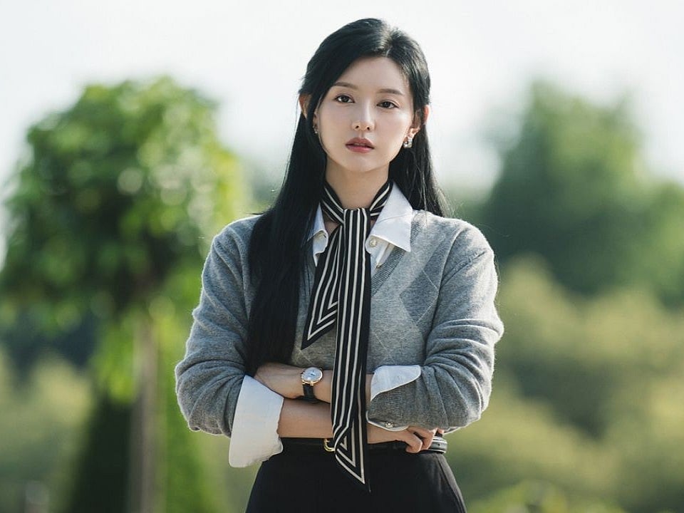 Kim Ji-won in Queen Of Tears:  She wore tailored blazers in classic colours, like charcoal and navy, paired with formal and casual pieces.