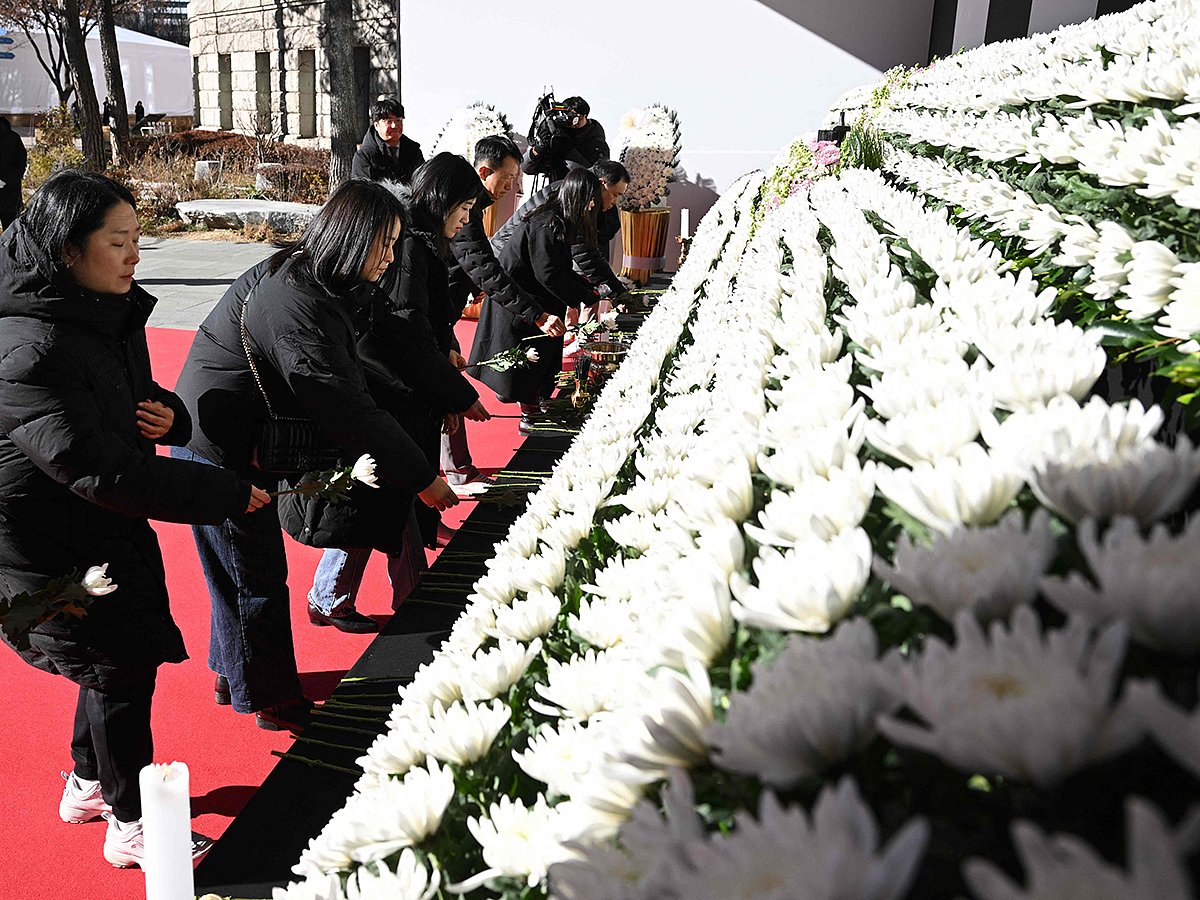 Mourners pay their respects at a memorial altar for the victims of the Jeju Air plane crash, in front of Seoul City Hall in Seoul on December 31, 2024.  