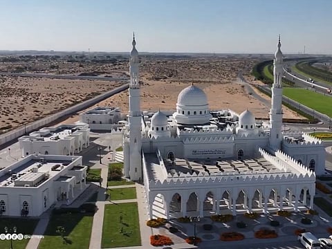 The Sayyida Khadija Mosque can accommodate 1,400 men in the main prayer hall, 1,325 worshippers in the outer portico, and 140 women in the women’s prayer area.
