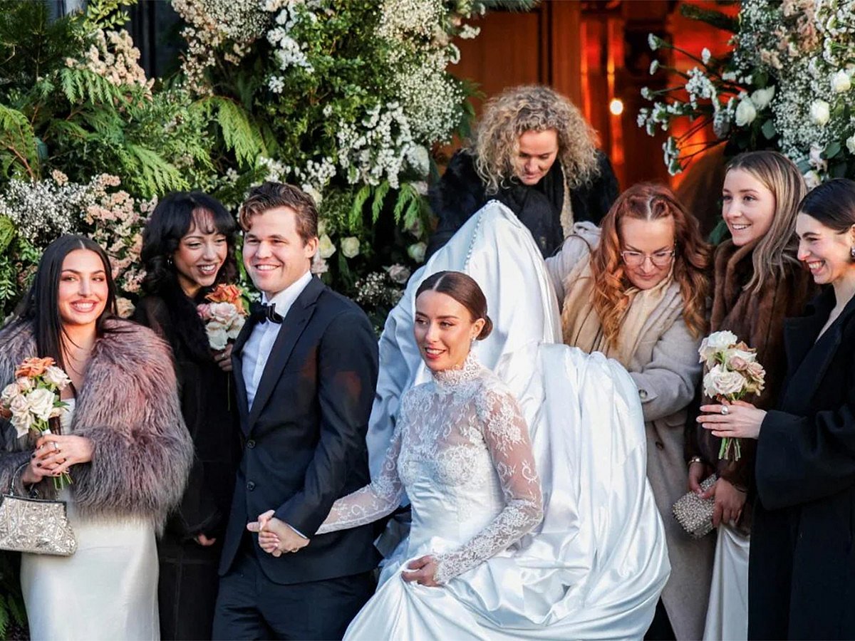 Magnus Carlsen and Ella Victoria Malone outside Holmenkollen Chapel in Oslo after the wedding ceremony.