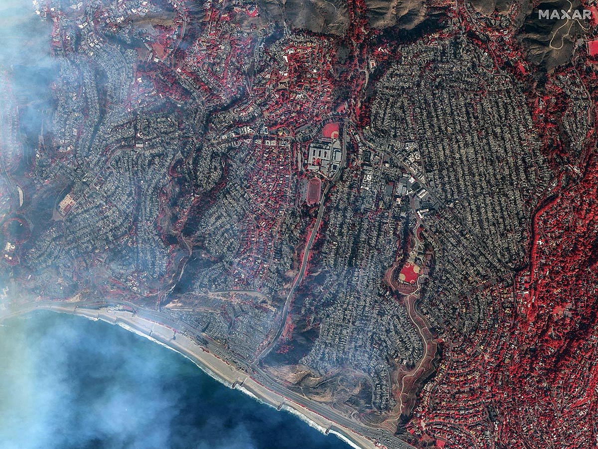 This handout satellite shortwave infrared (SWIR) picture courtesy of Maxar Technologies shows homes in Pacific Palisades, a neighborhood of Los Angeles, California on January 9, 2025, after the Palisades fire. 