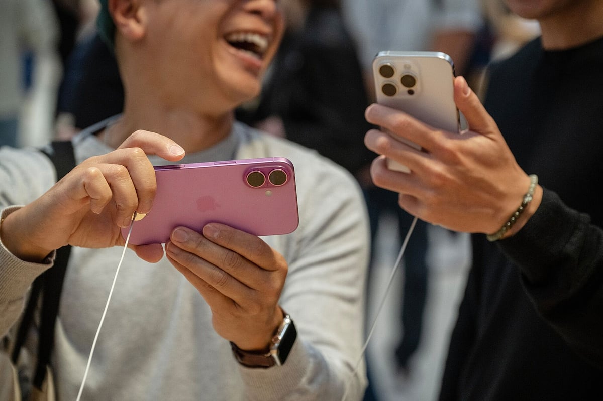 Apple iPhone 16 smartphones