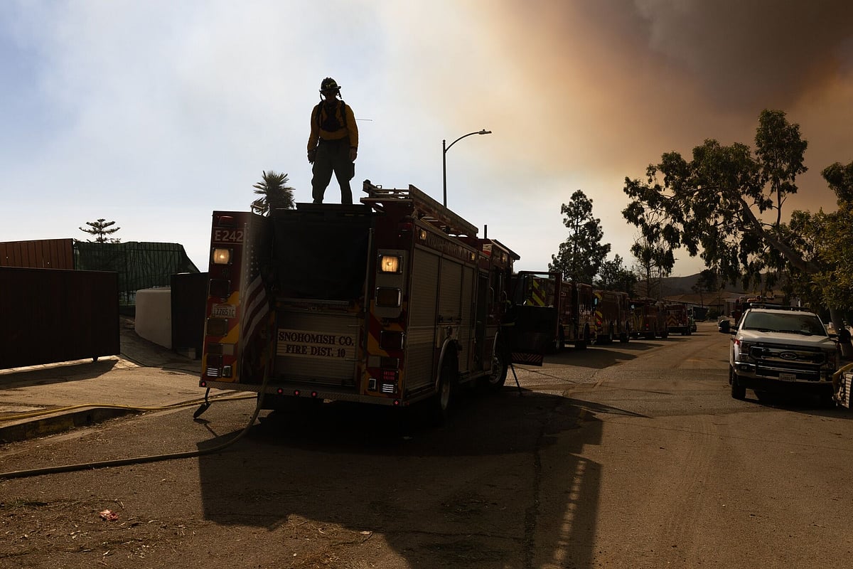 Los Angeles Fire Pushes Northeast, Threatens Brentwood, Encino