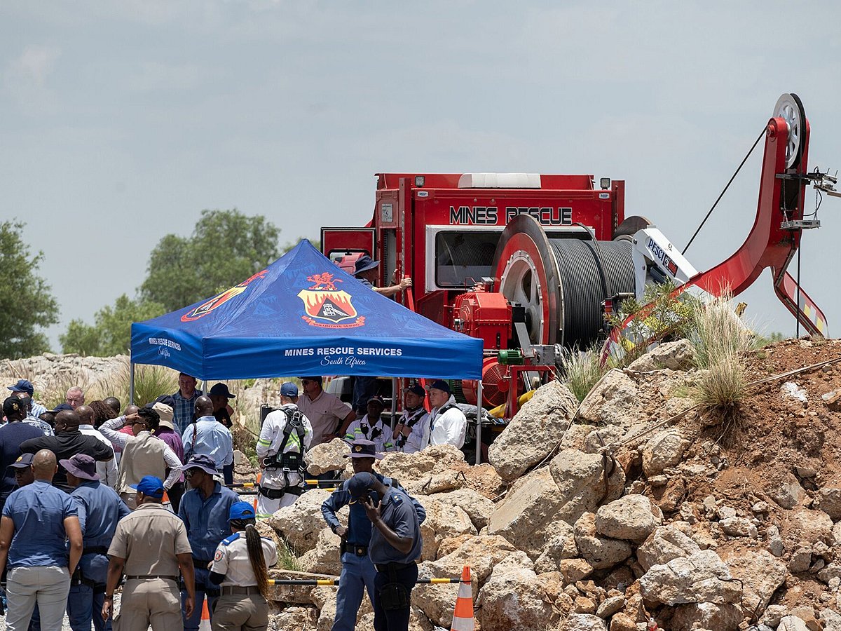 Mines rescue services and police during rescue operations at the abandoned Buffelsfontein gold mine in Stilfontein, South Africa, on Tuesday, Jan. 14, 2025. 