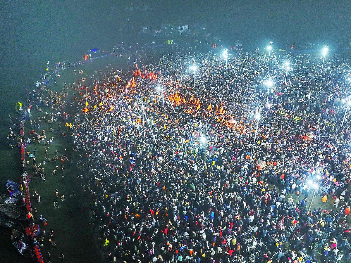 Organisers say that they are using a network of cameras and overhead drones, with AI systems crunching data to calculate the number of devotees.