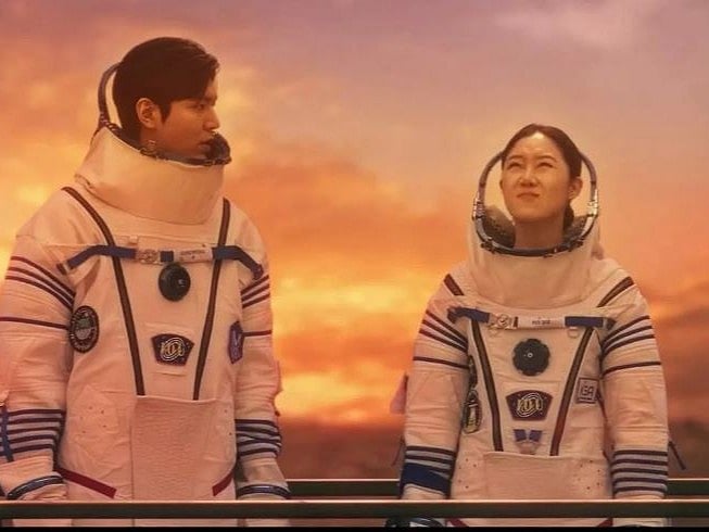  Lee Min-ho and Gong Hyo-Jin star in the Netflix show, When The Stars Gossip.