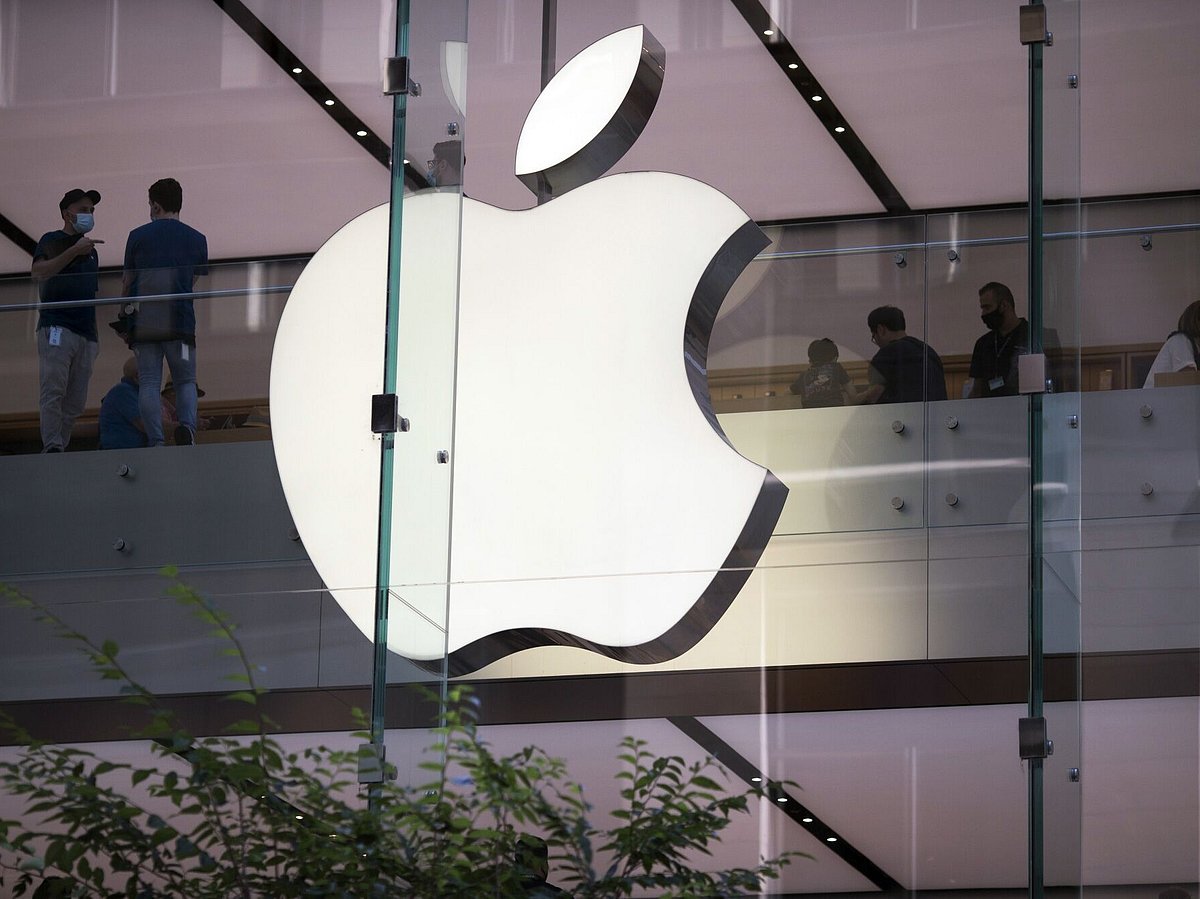 Apple CEO Tim Cook recently said the price increases are “unavoidable” as memory and storage chip costs surge, with mounting supply chain pressure and tighter chip availability across the global electronics sector.