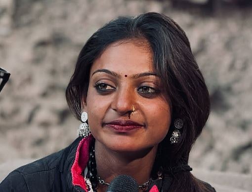Monalisa Bhonsle, a garland seller from Indore, unexpectedly rose to internet fame at the Maha Kumbh Mela 2025 due to her resemblance to the Mona Lisa. 