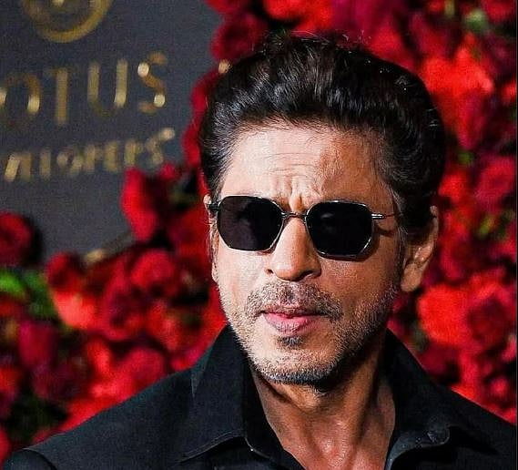 SRK was greeted with roaring applause as he took the stage.
