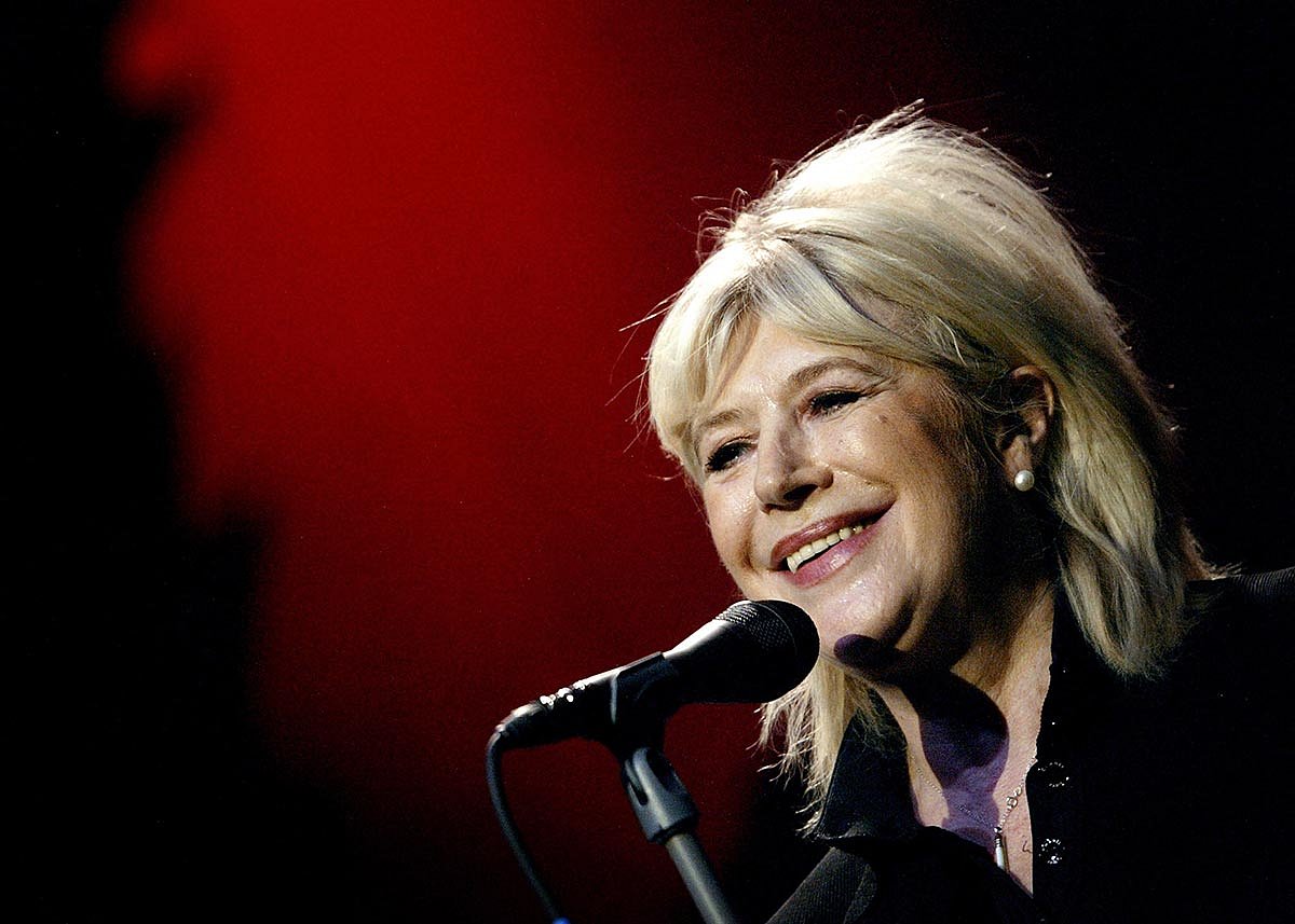 British pop icon Marianne Faithfull performs on stage during a concert 15 March 2007 in Châlons-en-Champagne, eastern France.