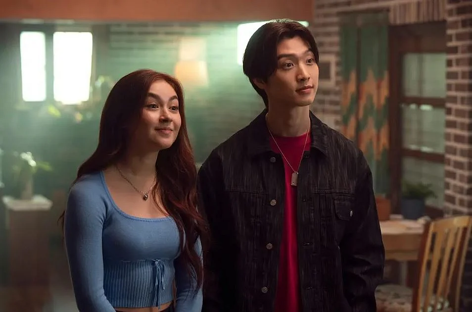 Anna Cathcart and Sang Heon-lee in XO Kitty