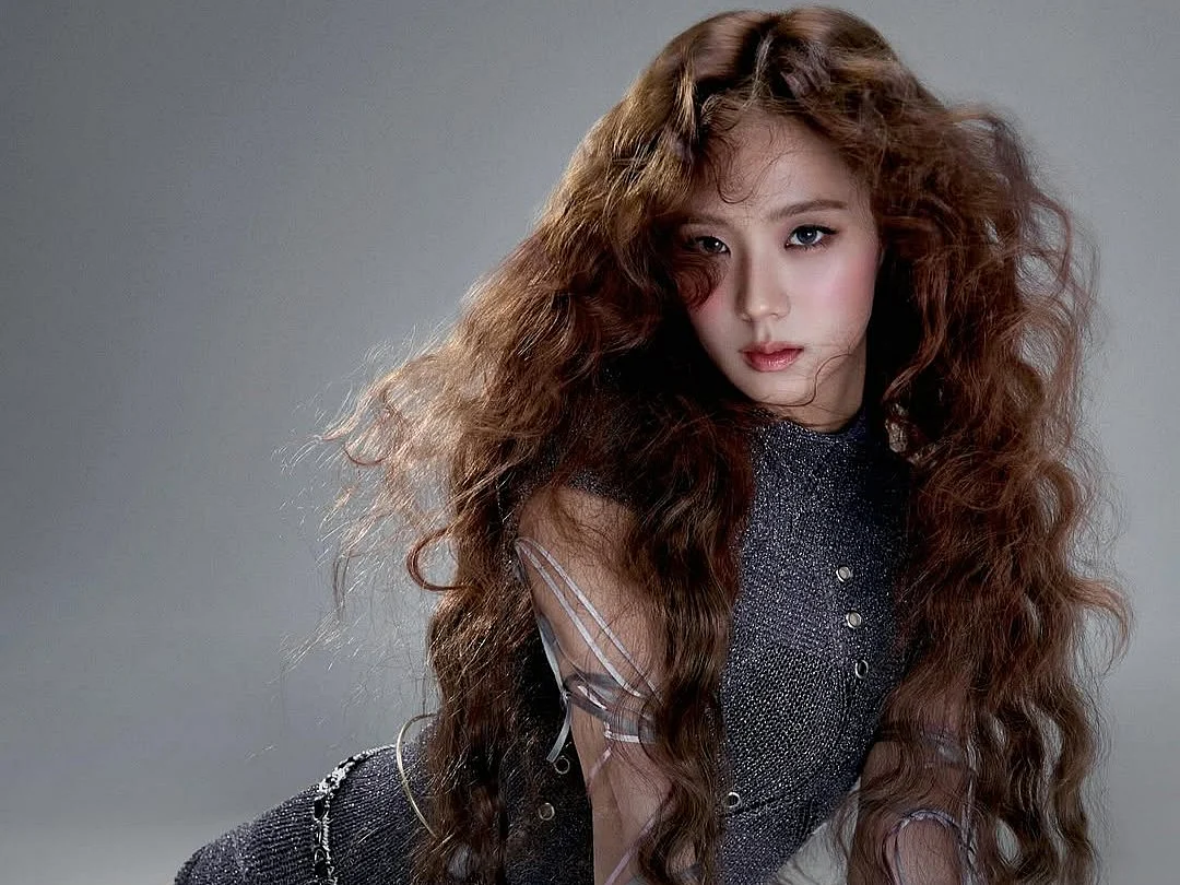 Jisoo’s hairstyle in the Amortals x Jisoo (Amortage) campaign features soft, tousled waves with a natural, airy feel.