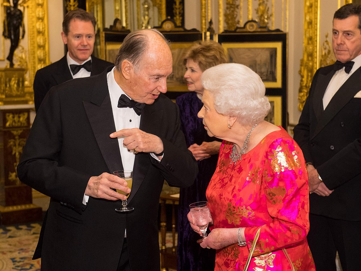 Britain's Queen Elizabeth II (R) talks with Prince Karim Aga Khan IV (L) at Windsor Castle on March 8, 2018 during a reception before dinner in honour of the diamond jubilee of his leadership as Imam of the Shia Nizari Ismaili Muslim Community.