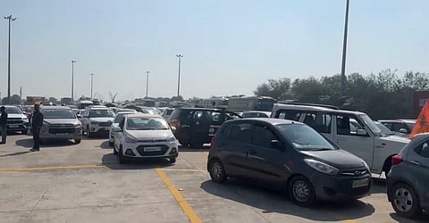 A massive traffic jam towards the Maha Kumbh site has prompted the  police to halt traffic across multiple districts