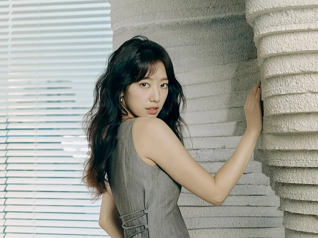  Park Shin-ye will go undercover as a high school student in this new show. 