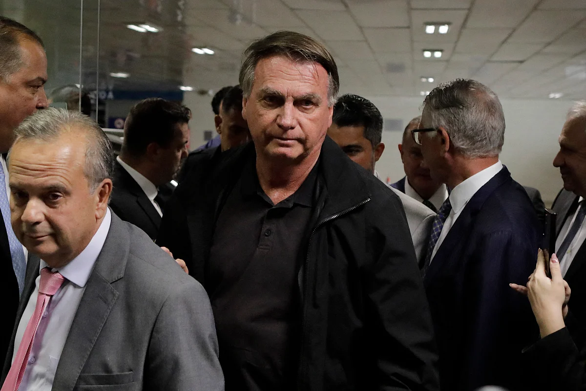 Former Brazil's President Jair Bolsonaro (C) arrives at the Federal Senate to have lunch with leaders of opposition parties in Brasilia on February 18, 2025.