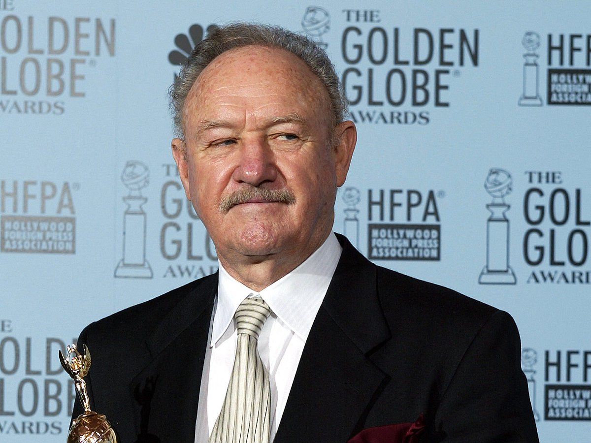 Actor Gene Hackman holds the Cecile B. DeMille Award at the 60th Annual Golden Globe Awards 19 January 2003 in Beverly Hills, California.