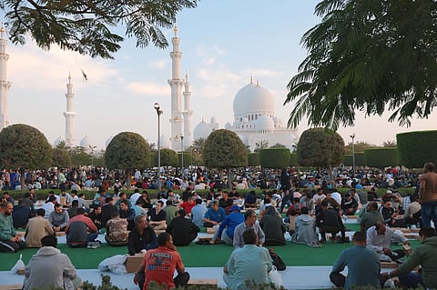 As the sun sets, the mosque’s expansive courtyards transform into a vibrant gathering space, with long rows of tables set up to accommodate thousands of worshippers. 