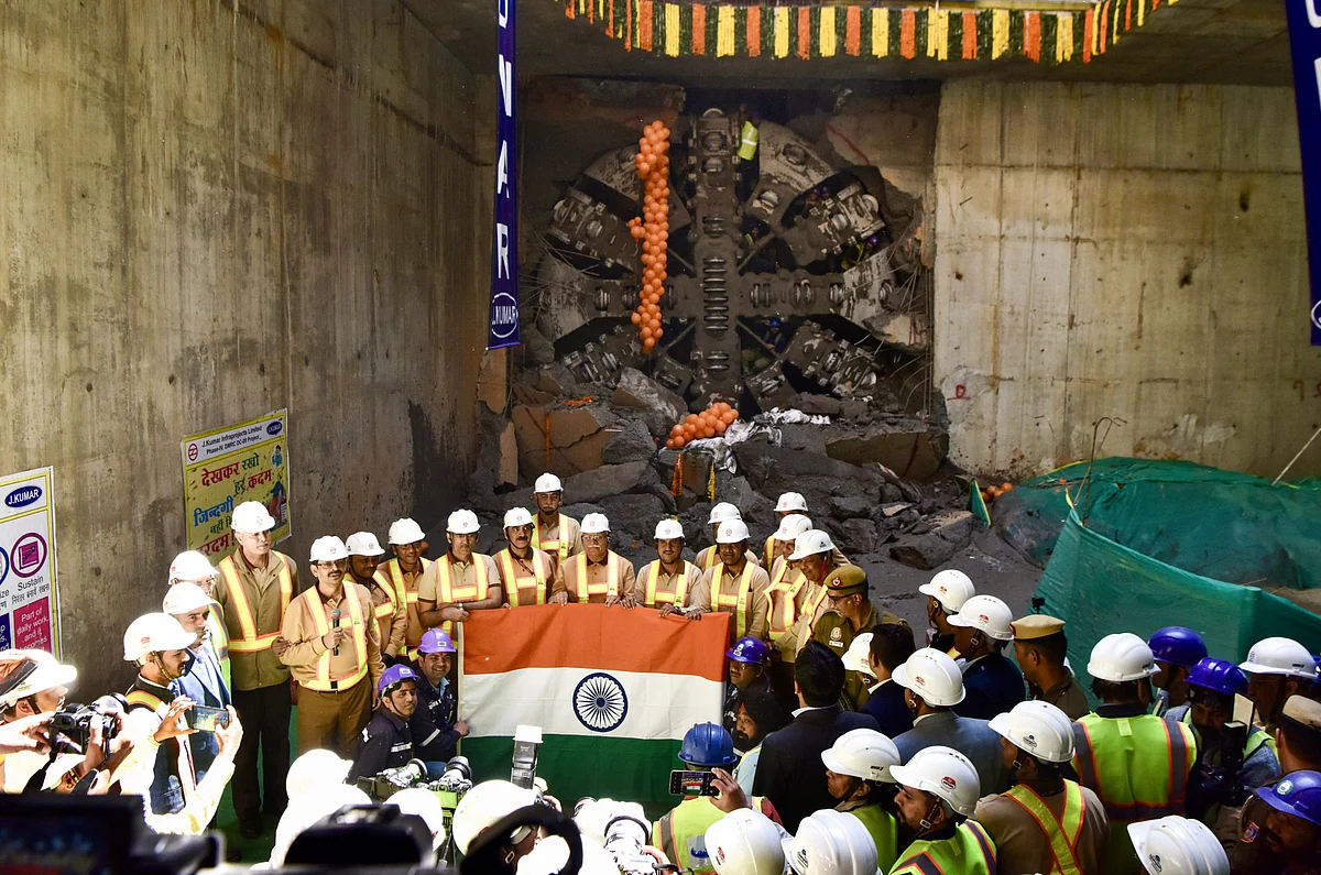 Union Minister of Housing and Urban Affairs Manohar Lal Khattar in a group picture with engineers and metro construction workers during Tunnel breakthrough for DMRC.