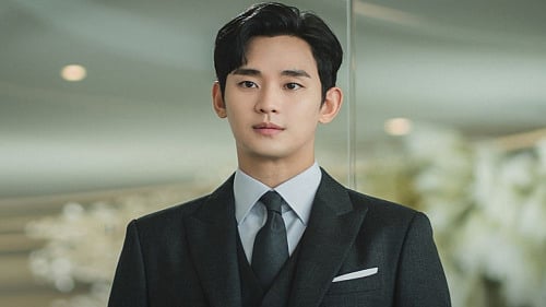 Kim Sae-ron reportedly reached out to Kim Soo-hyun, explaining that she was financially struggling while supporting her family.