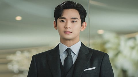 Kim Sae-ron reportedly reached out to Kim Soo-hyun, explaining that she was financially struggling while supporting her family.