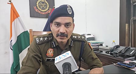 New Delhi: A 24-year-old man was stabbed to death in New Delhi area by his friend, a Swiggy delivery worker, who was trying to flee to Goa but was arrested within four hours of the blind murder, the Delhi Police said on Thursday.

Deputy Commissioner of Police, New Delhi, Devesh Kumar Mahla, told IANS that Rohit, 24, a vagabond who used to stay near Hanuman Mandir, was stabbed by Sher alias Kabir, 28, a resident of a slum in Bhalswa, and left to bleed near Mathura Road-Purana Quila intersection in Tilak Marg police station area on Wednesday afternoon.