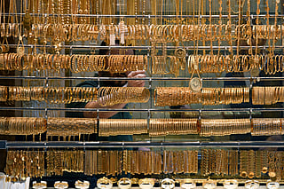 Safe haven rush returns as Middle East war drives fresh gold buying in UAE.