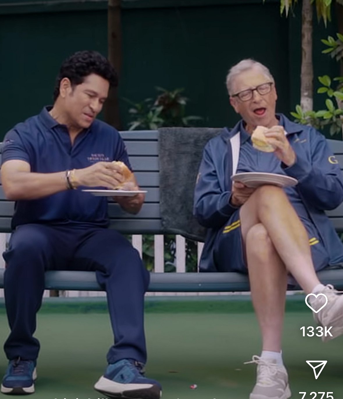 Sachin Tendulkar (left) and Bill Gates enjoying vada-pav.