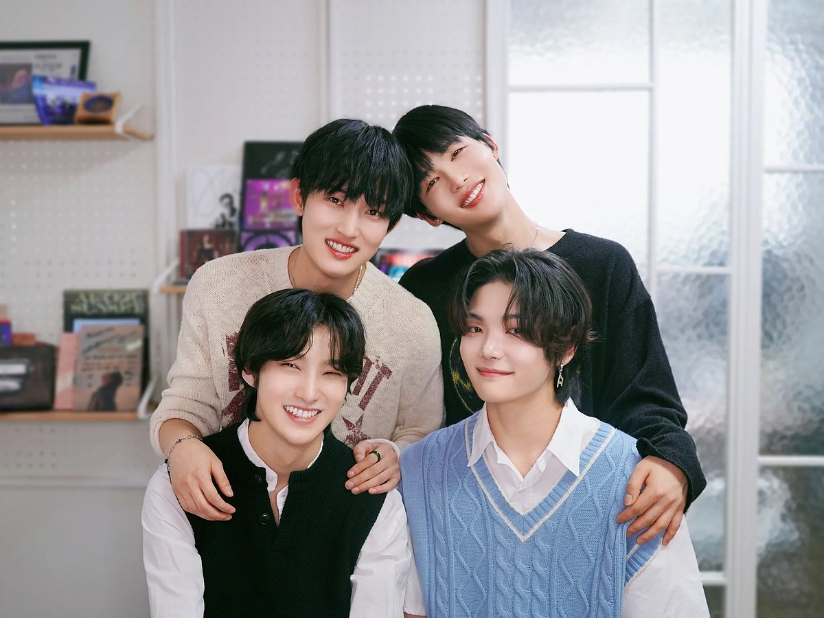 Singing Beetle's debut group "1VERSE" members (from top to bottom): Seok, Hyuk, Kenny, Aito.