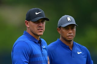 Brooks Koepka (L) and Tiger Woods (R).