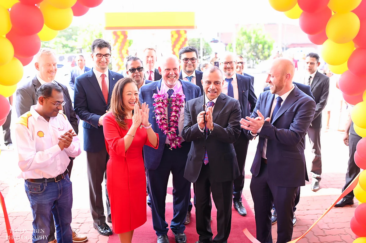 Tristar Group CEO Eugene Mayne inaugurates the first Shell-branded fuel station in Sri Lanka with US Ambassador to Sri Lanka Julie Chung, and Shell and RM Parks officials last February 26

