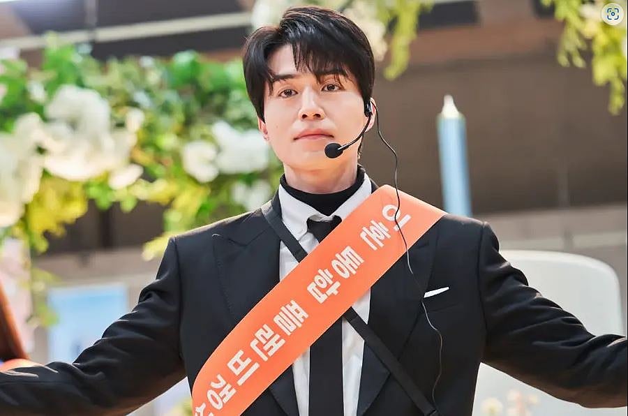 Lee Dong-wook in The Divorce Insurance, where he plays a three-time divorcee. 