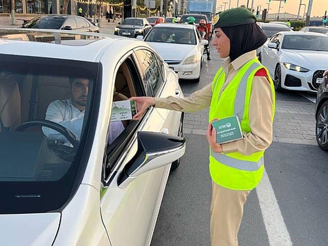  Dubai Police distributed more than 325,250 iftar meals to motorists from the beginning of the month until the 25th day.