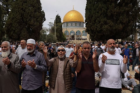 Devotees gathered on March 28, 2025, for the last Friday noon prayer of Ramadan at the Al-Aqsa Mosque compound in Jerusalem’s Old City, marking a sacred moment of reflection and unity.