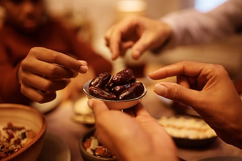 Choose easily digestible foods like dates, fresh fruits, or yogurt, which provide natural sugars, fibre, and probiotics to gently wake up your gut.