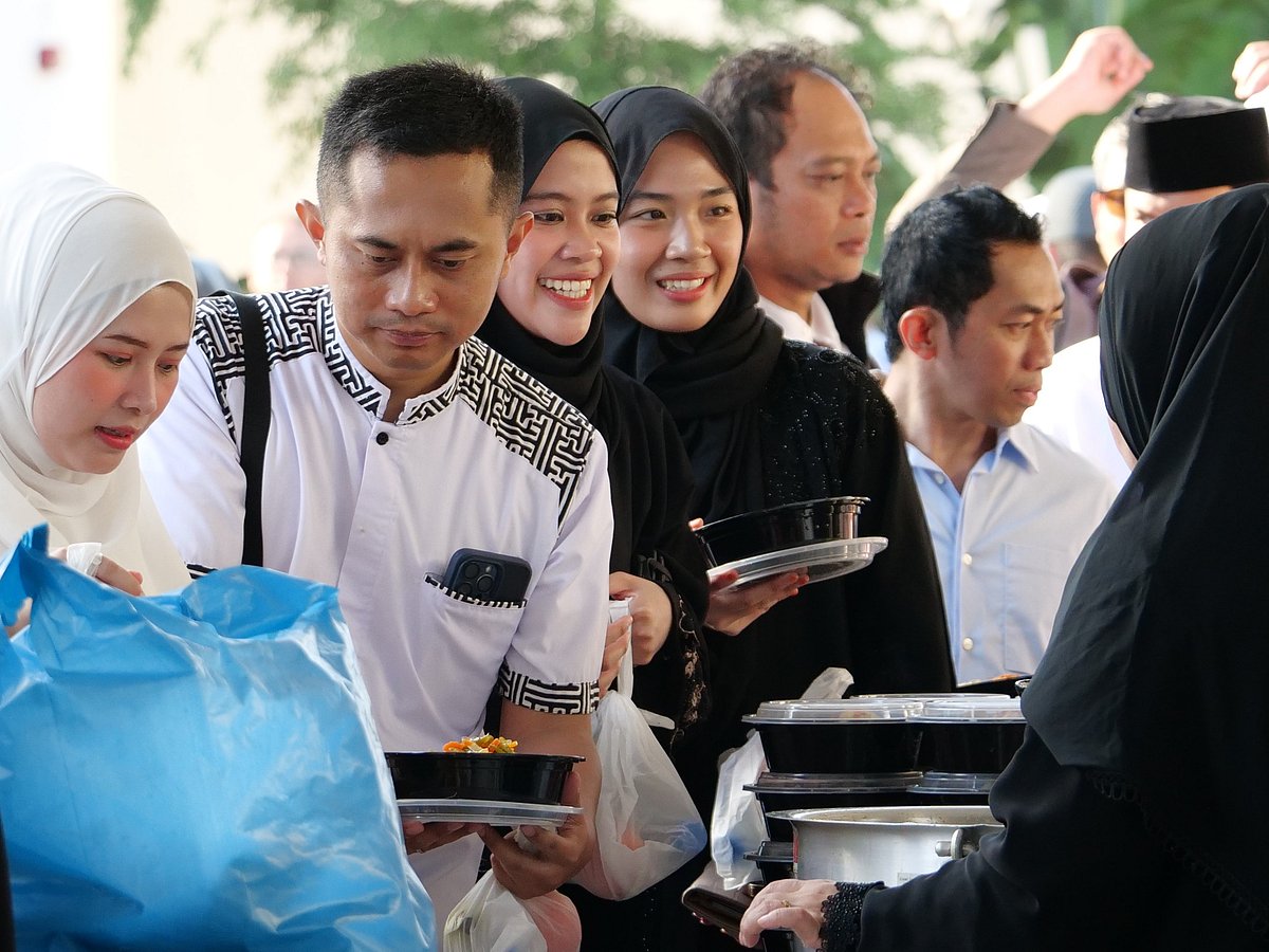 Indonesian expats savoured the traditional delicacies at the embassy on Sunday.