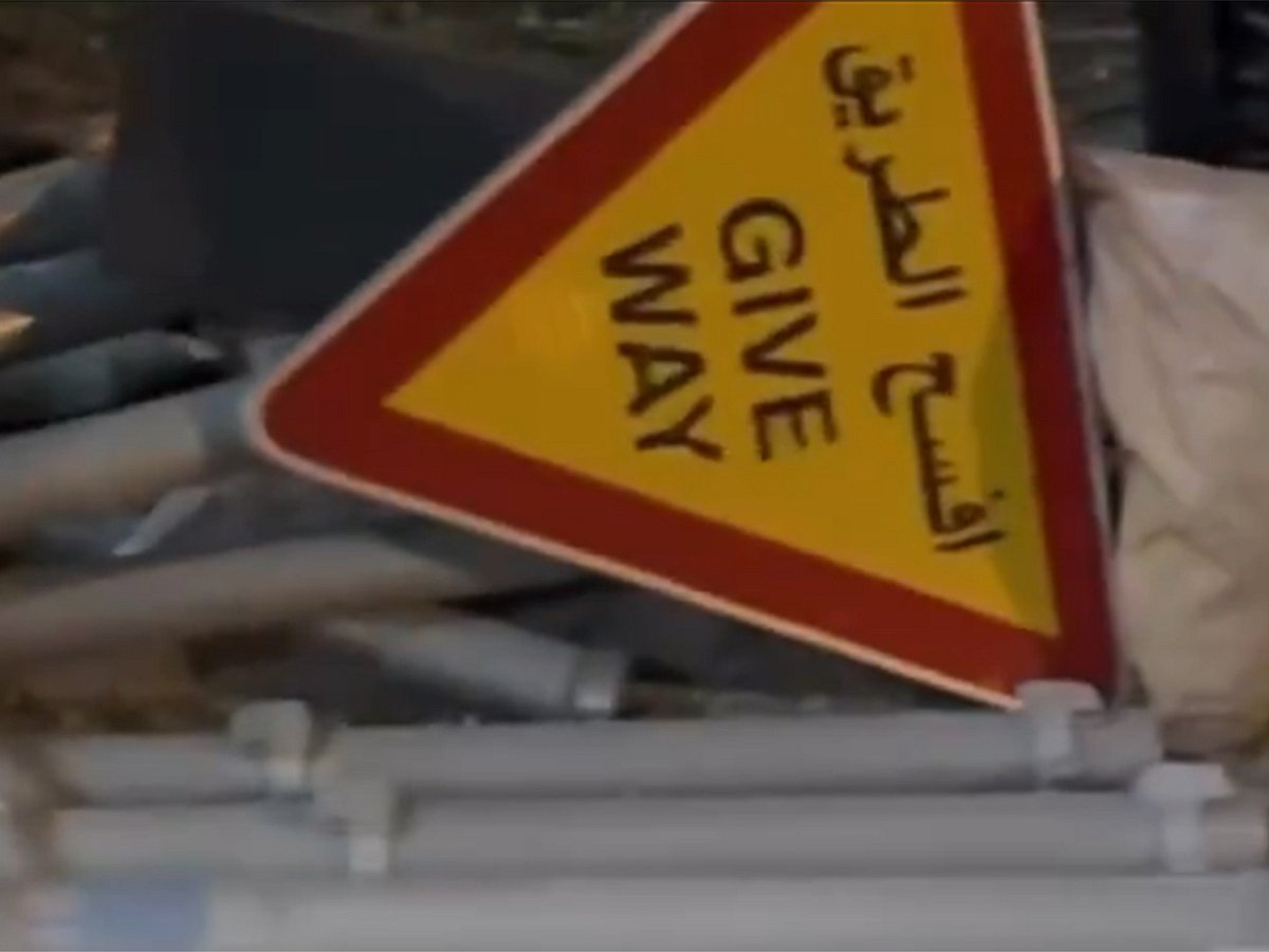 Kuwaiti police have arrested a gang suspected of stealing road signs.