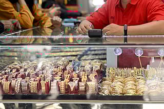 Dubai gold prices slip after strong start to 2026.