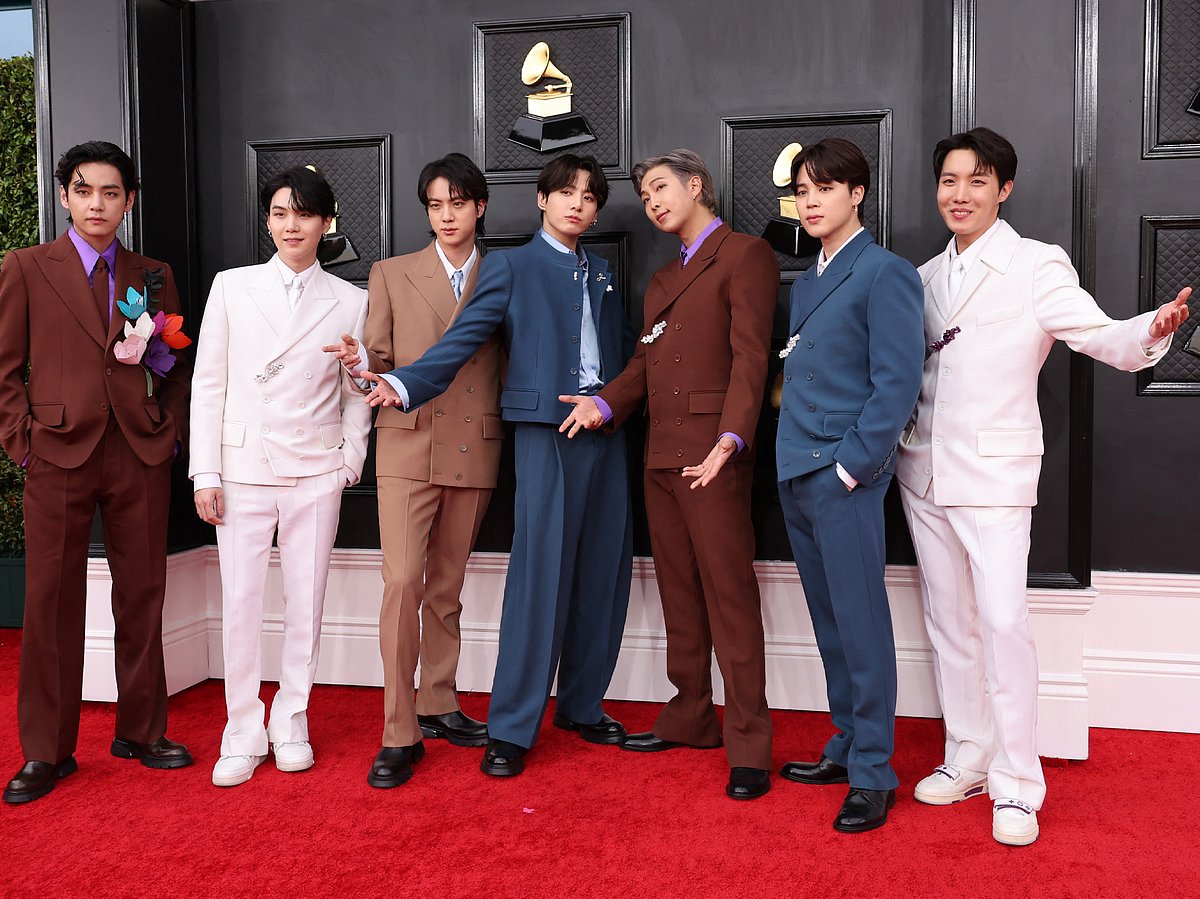V, Suga, Jin, Jungkook, RM, Jimin and J-Hope of BTS have continued winning awards, despite being on a break. 