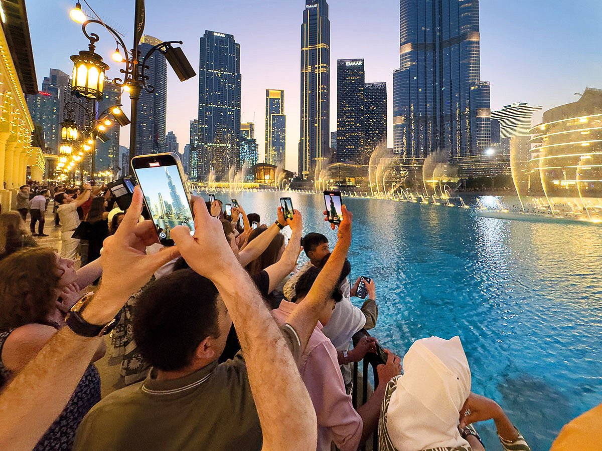 Crowd gathers for the last show of the Dubai Fountain.