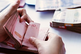 Indian rupee dives to 23.86 against dirham - sets up 'record' money transfers by NRIs   