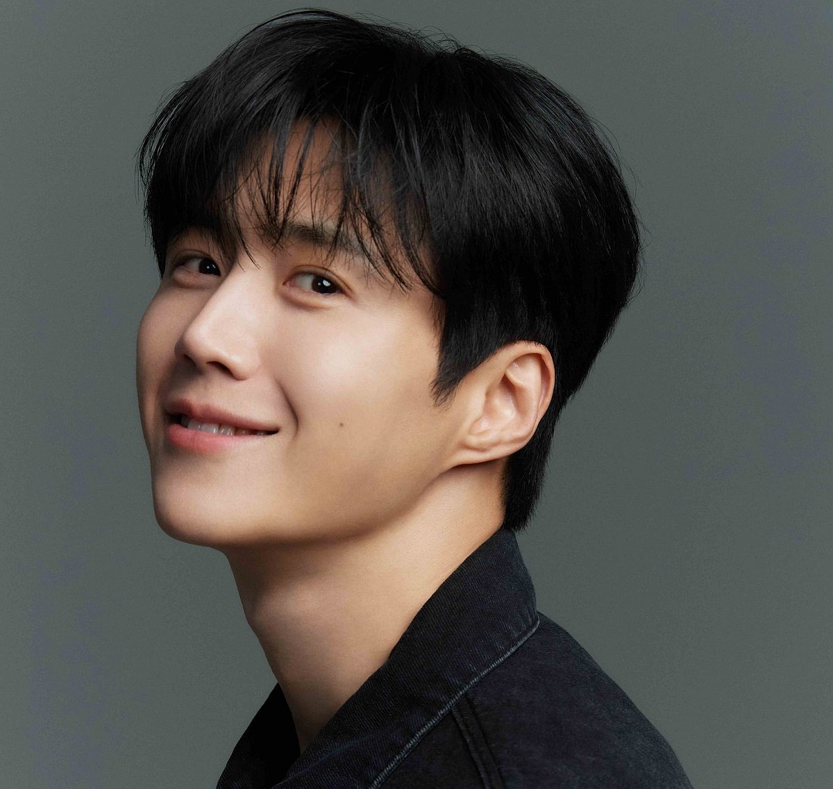 The new photos come shortly after his performance in When Life Gives You Tangerines, he played IU’s lover and left viewers rather emotional with his performance.