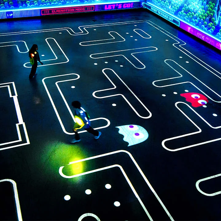 PAC-MAN Live Studio invites you to step into a full-scale maze that immerses you in the legendary PAC-MAN universe.