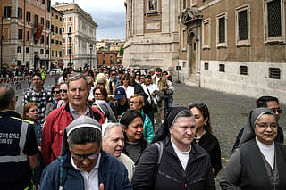 Video: Massive crowds pay tribute at Pope Francis’s tomb