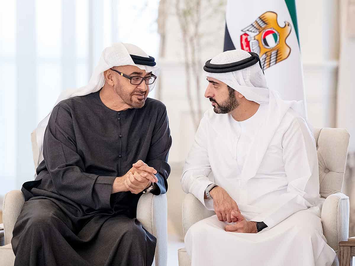 During the meeting at Qasr Al Bahr in Abu Dhabi, Their Highnesses exchanged greetings and engaged in warm conversation with attendees.