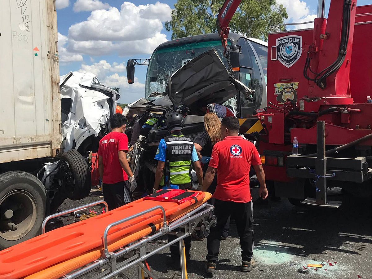 The vehicles involved include three SUVs, one container truck, and one Solid North bus.