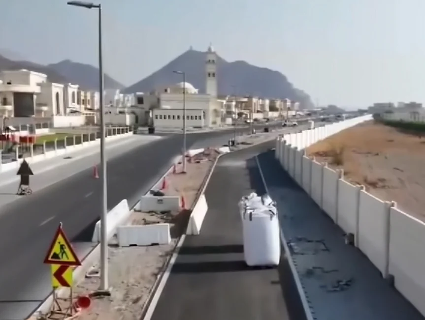The new walkway has an average width of 4 metres and will wrap around Khorfakkan Hospital, passing through Al Bardi 6.