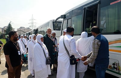 Saudi Arabia’s Roads General Authority has conducted thorough inspections of road networks leading to the Two Holy Mosques in Mecca and Medina, ensuring their safety for the transportation of pilgrims.