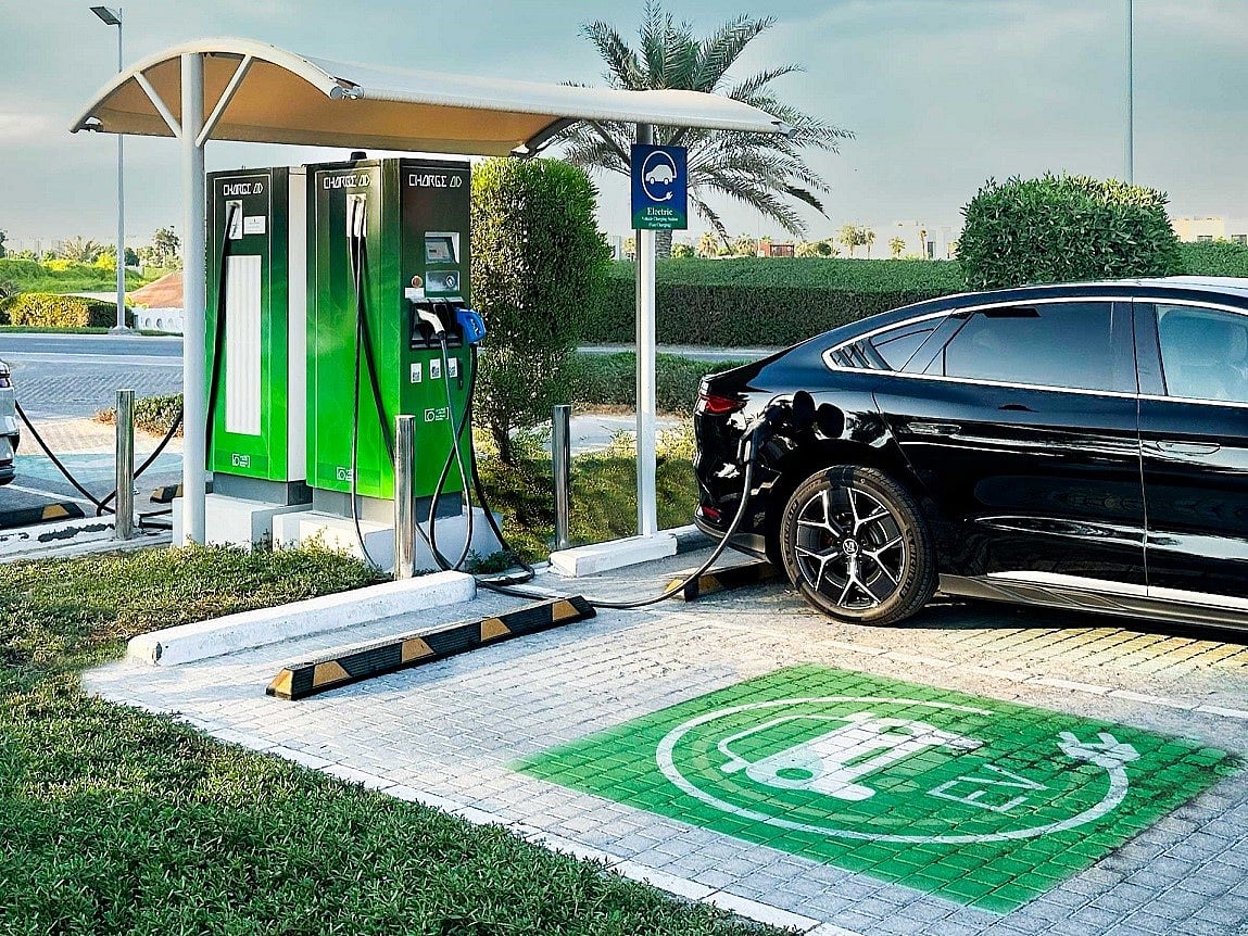 Abu Dhabi is set to install 1,000 new electric vehicle (EV) charging stations at 400 strategic locations across the capital and surrounding regions.